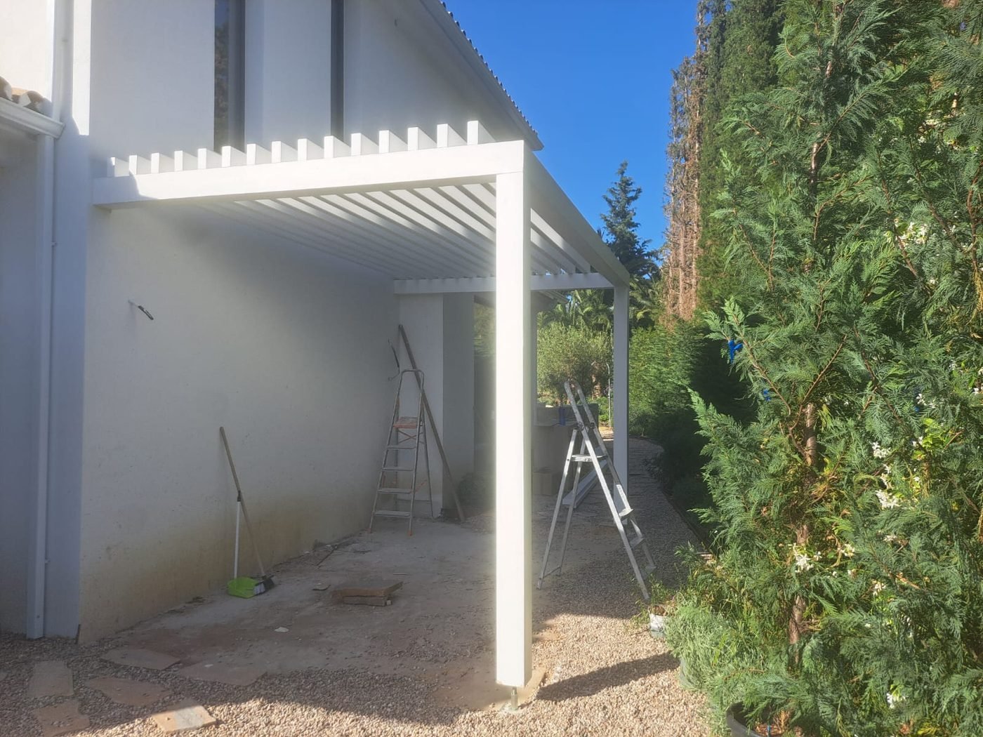 Pérgola de madera a medida adosada a fachada