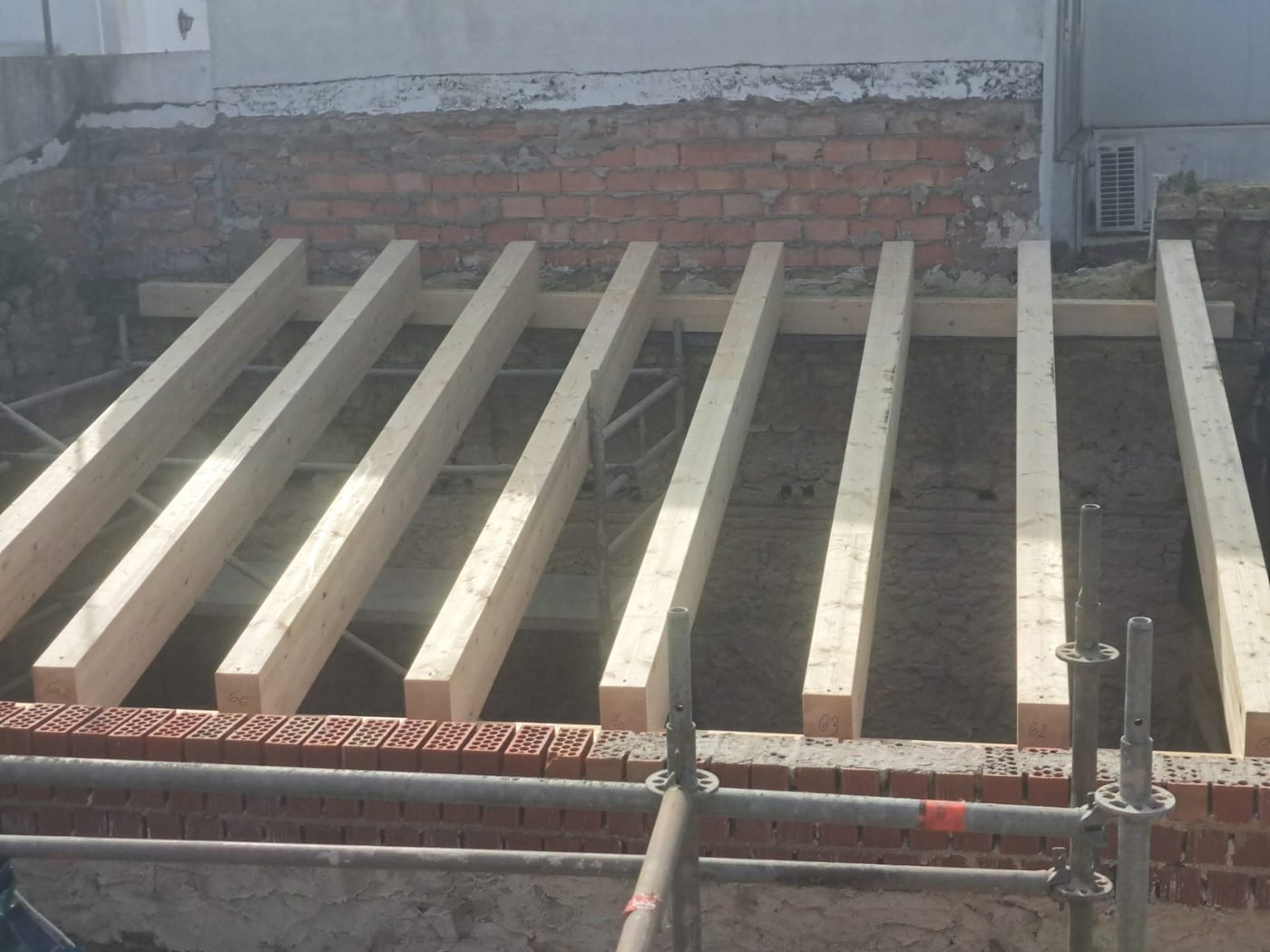Forjado de viguetas de madera sobre muro de ladrillo