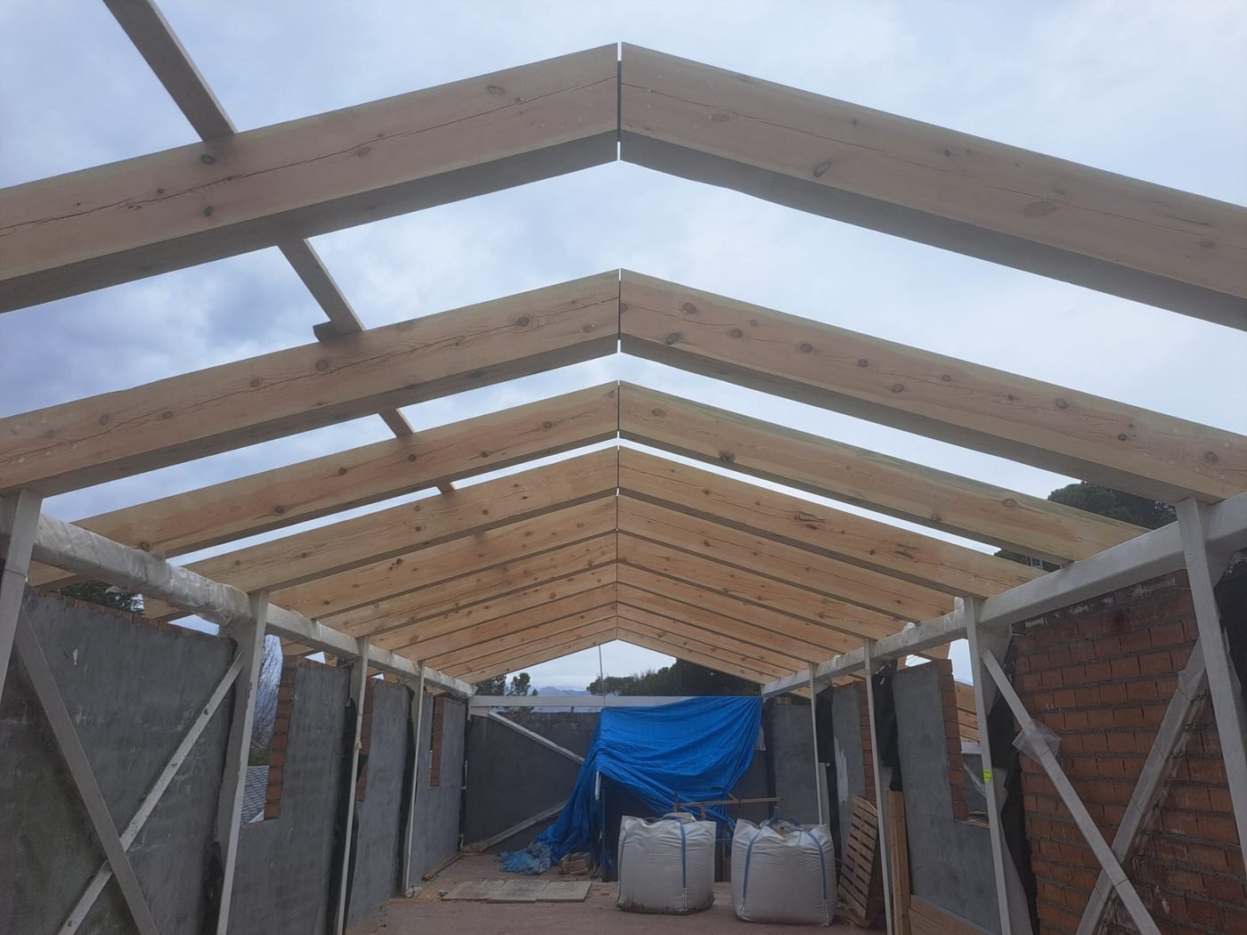 Estructura de cubierta de madera a dos aguas
