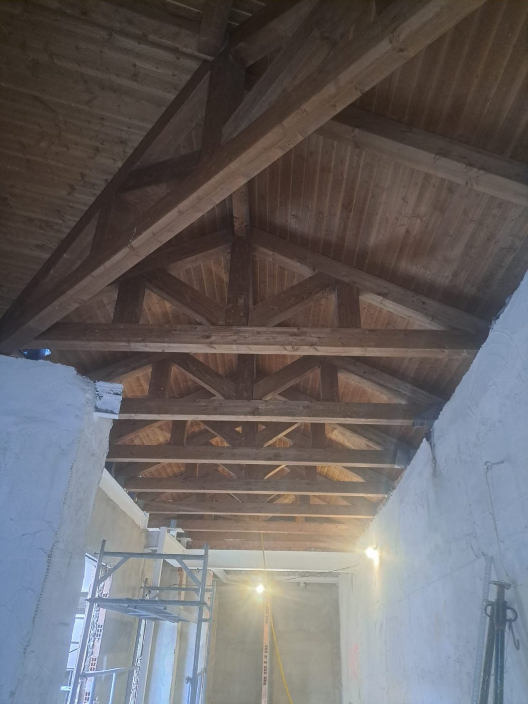 Techo de vigas de madera vistas en interior