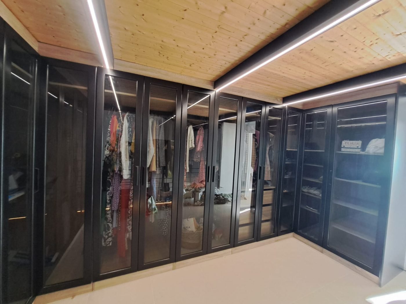 Interior con techo de madera terminado