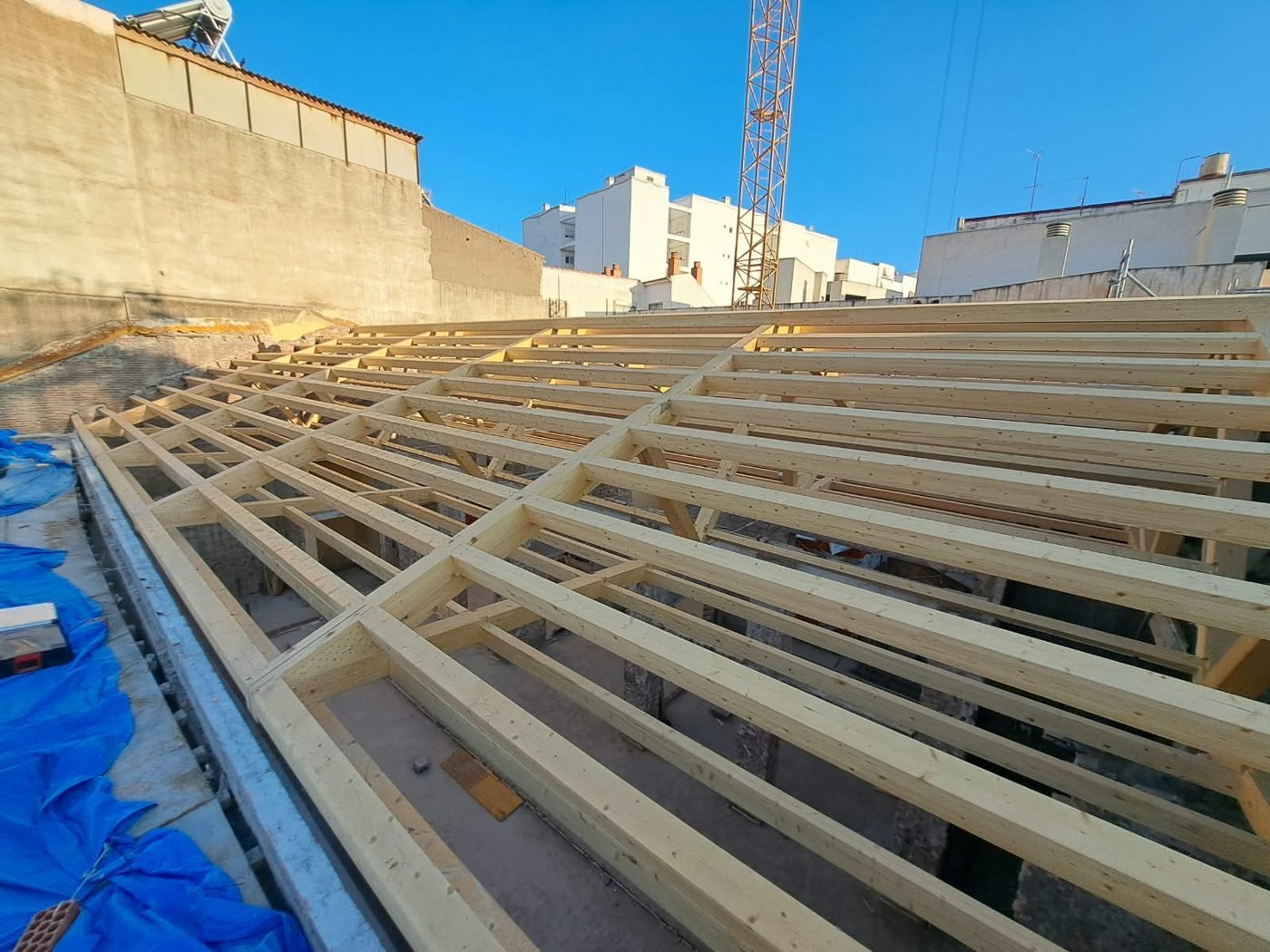 Forjado de vigas de madera montado en azotea