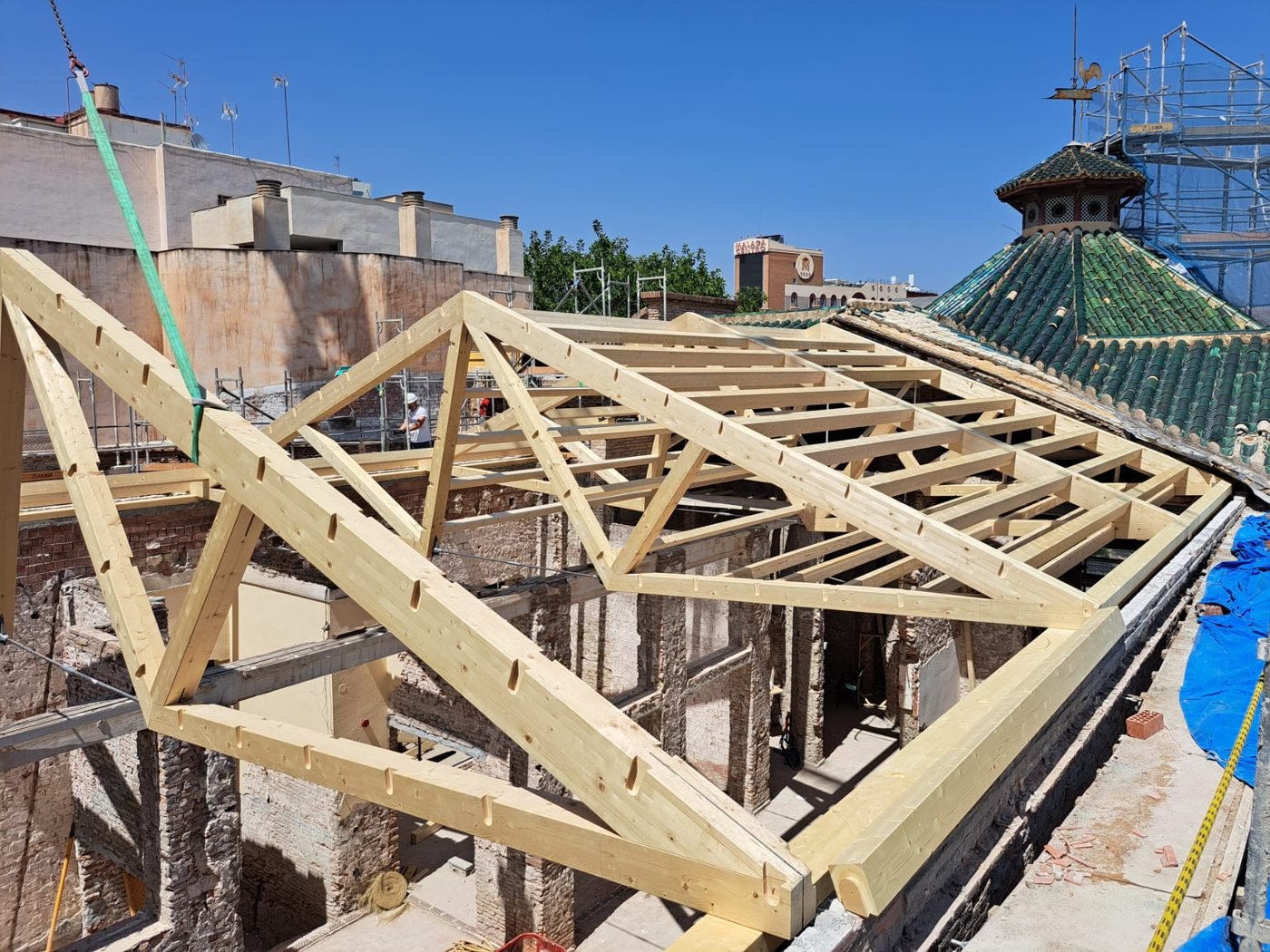 Estructura de cubierta de madera sobre edificio