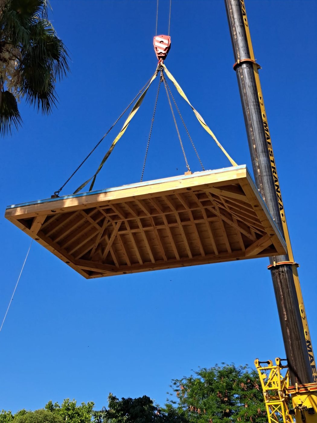 Estructura de madera izada con grúa